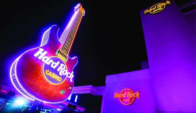 бизнесмен Ричард Брансън, закупи Hard Rock Hotel and Casino